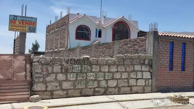 VENDO TERRENO EN LAS GARDENIAS CERRO COLORADO FRENTE A COLEGIO - 1