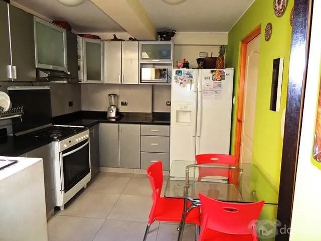 Vendo duplex de  230m2 con balcon en el primer piso y terraza en el segundo piso con vista al parque, 5 dormitorios - 1
