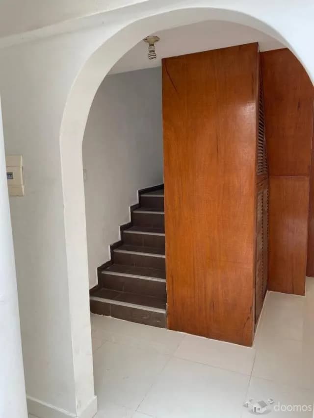 Ocasión. Vendo amplia casa Remodelada de 3 pisos - 1