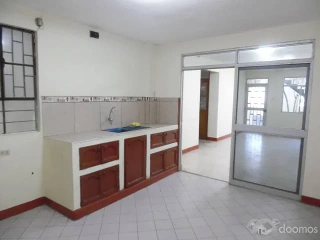 Casa amplia de 2 pisos con azotea habilitada para un tercer nivel, a pocos metros del Centro Cívico. Pisos Independientes, con cisterna y tanque elevado que permite continuidad de agua las 24 horas. - 1