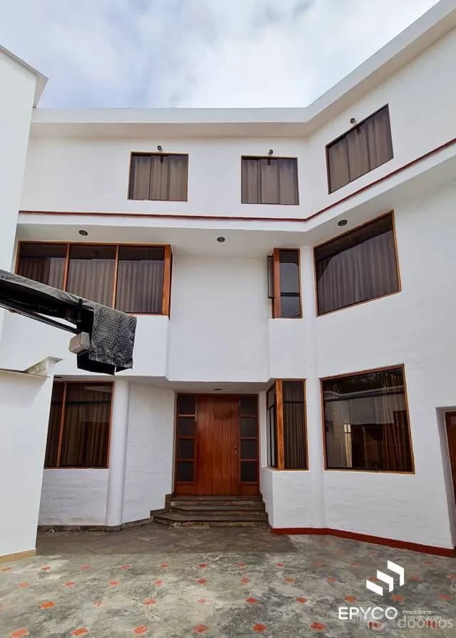 VENTA DE CASA DE TRES PISOS UBICACION PERFECTA EN AVENIDA URB EL GOLF -TRUJILLO - 1