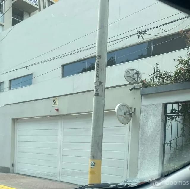 Venta  Estacionamiento  en excelente zona comercial - 1