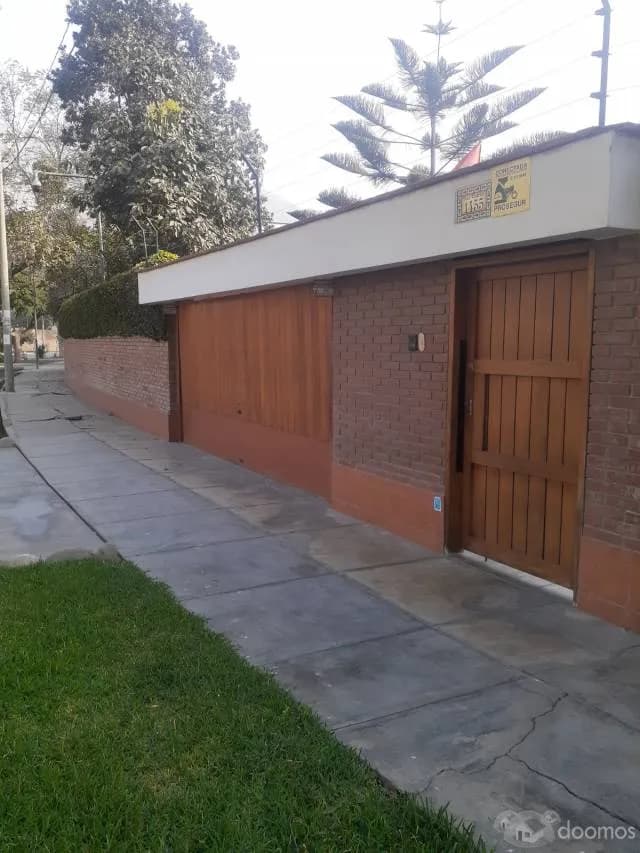 Vendo Casa en Av. Los Cedros cuadra 14 - Chacalacayo - 1