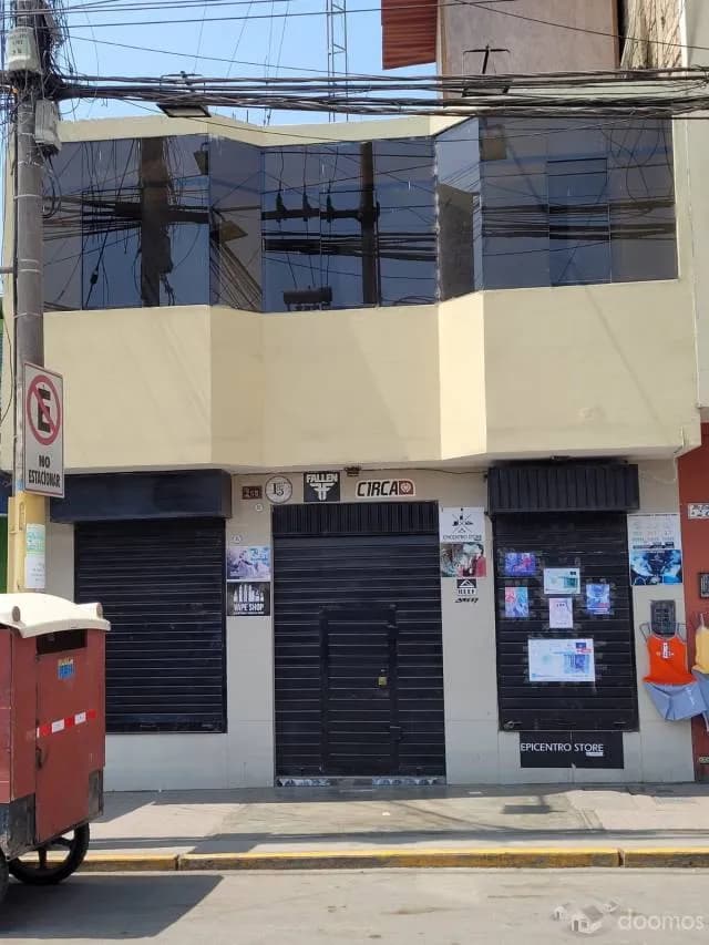 Excelente y céntrico local comercial de 2 pisos. - 1