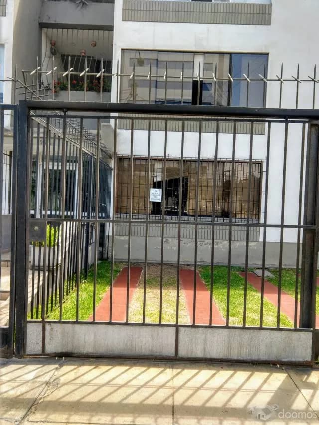 Se alquila cochera en zona céntrica de Miraflores - 1