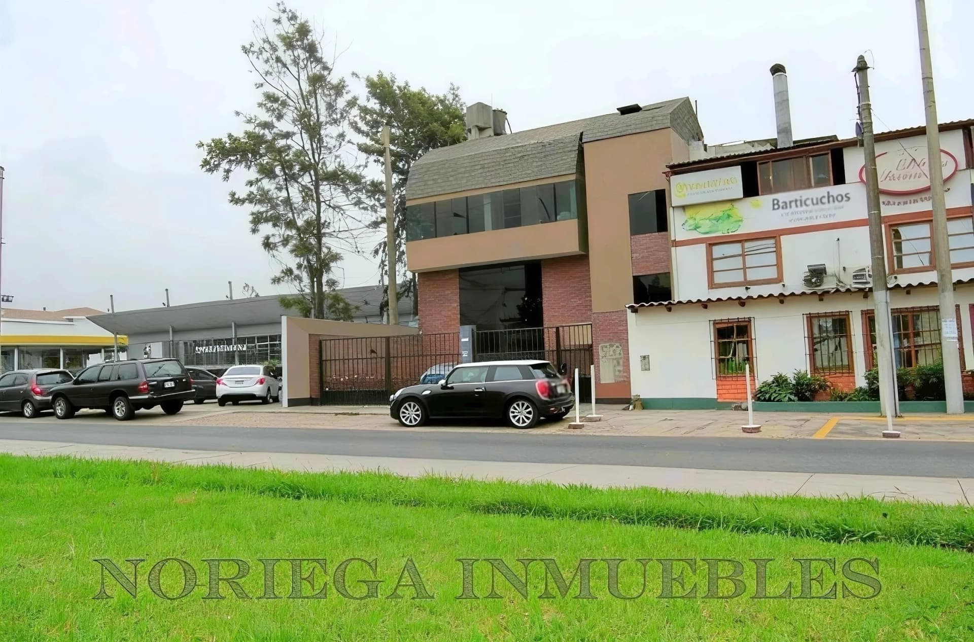 Alquilo 5 Consultorios / Oficinas + 3 Baños + Cochera. La Molina. US$ 1,000.- - 1