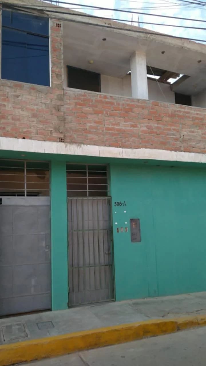 VENDO CASA DE 2 PISOS,A 2 CUADRAS DE LA PLAZA DE FERREÑAFE - 1