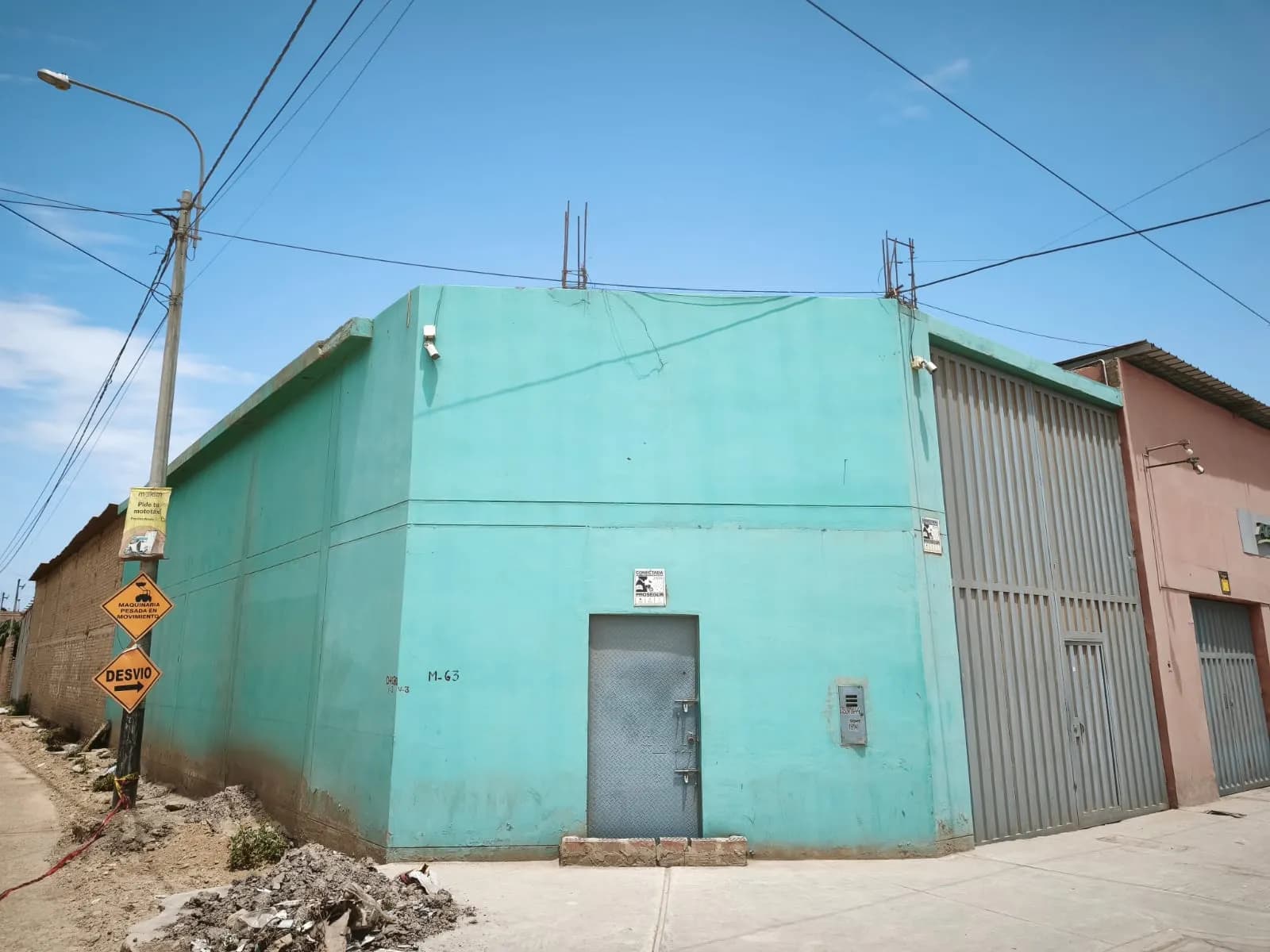 Amplio Local Industrial con Oficinas de 2 Niveles y Almacén Techado - 1