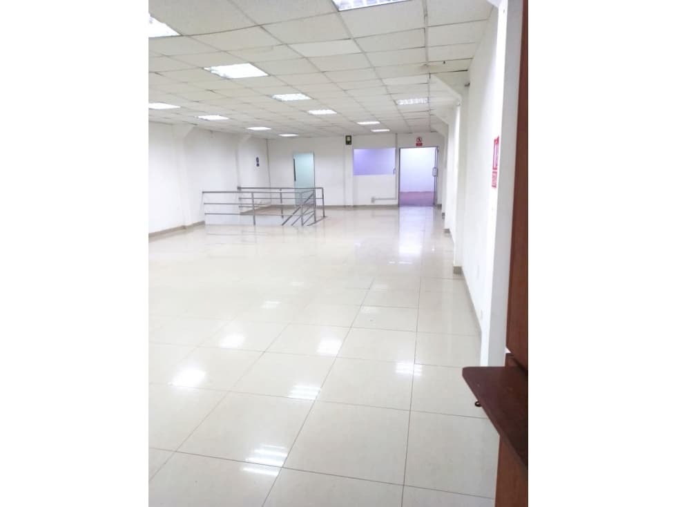 Se alquila local comercial 225 m2 2do piso Pucallpa Saenz Peña - 1