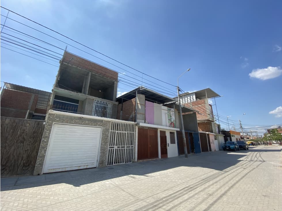 CASA FRENTE A AV. SANTA MARGARITA EN VENTA - 1