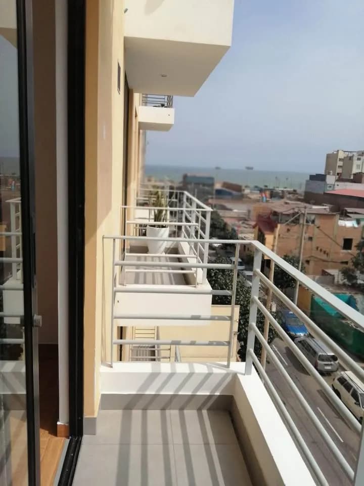 🏢 ¡Ocasión en San Miguel! Moderno Depa de 3 Dormitorios con Gas Natural y Balcón 🌊 | Precio: S/ 1,850 | 2 baños completos | Piso 5 con ascensor | Vista a Calle | Bien iluminado. - 1