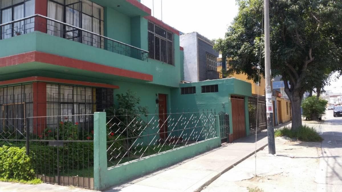 Vendo Casa en Esquina Jirón Pedro Torres Malarin, Urb Colmenares, Pueblo Libre - 1