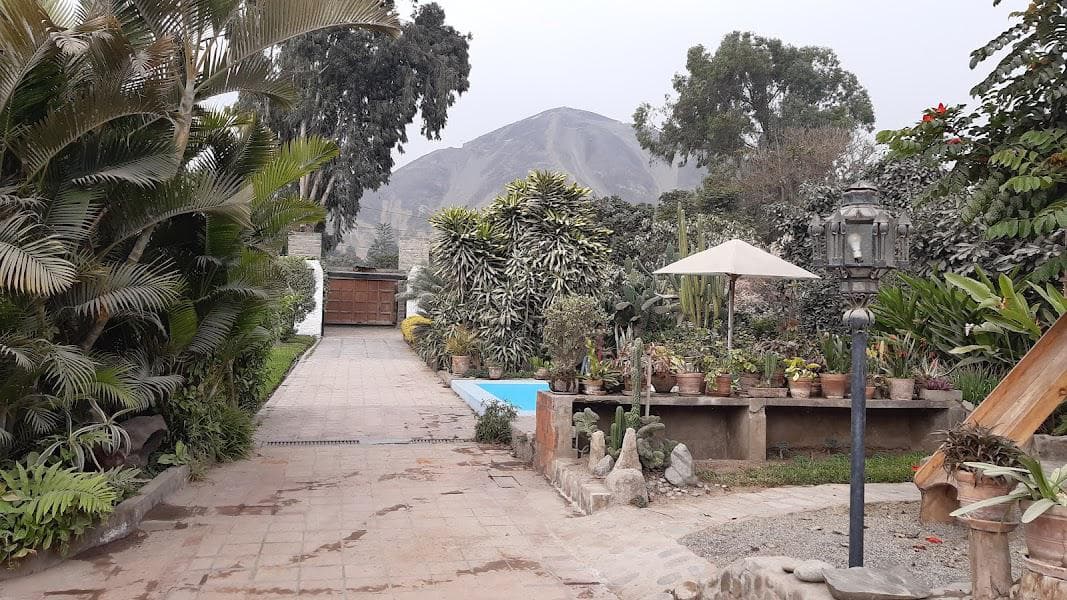 Casa en venta con gran terreno área verde- Av. Reusche PACHACAMAC - 1