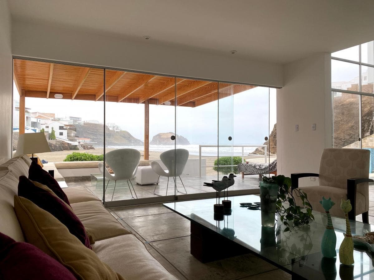 VENTA o ALQUILER DE LINDA Y MODERNA CASA EN MALECON DE PLAYA MISTERIO - 1