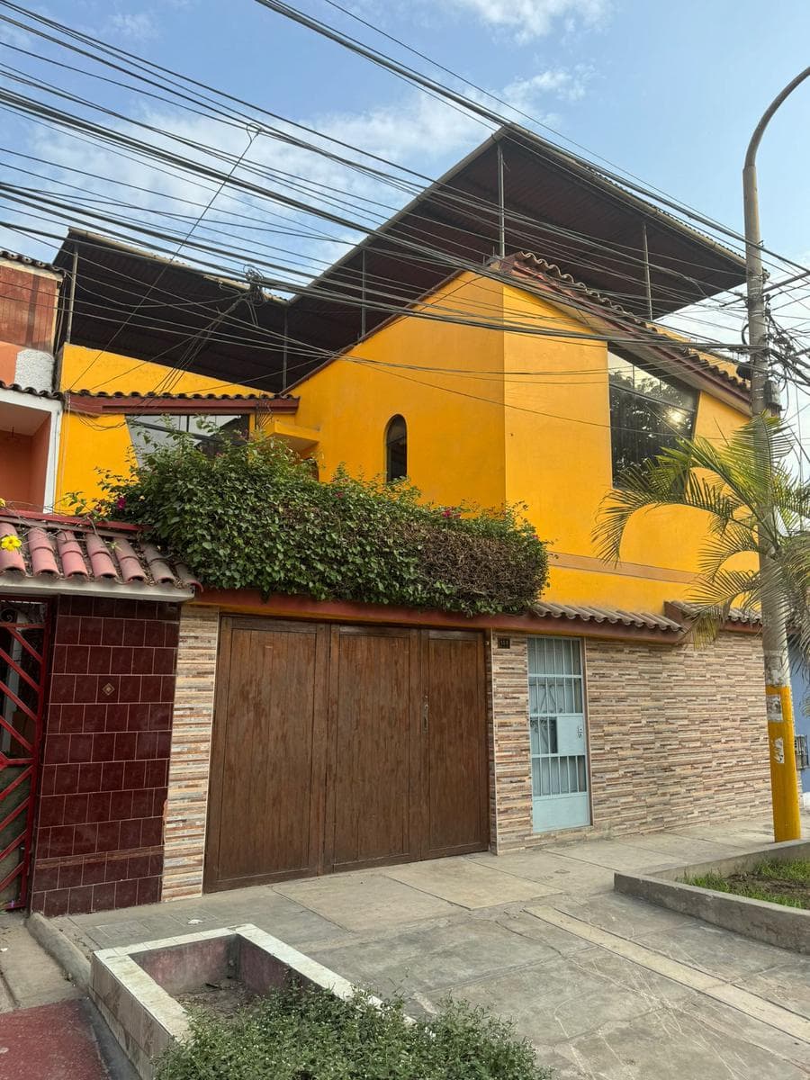 Vendo Amplia Casa- Frente Parque– A 1 Cdra.Universitaria- A Media Cdra.-Av.San Felipe - Comas - 1