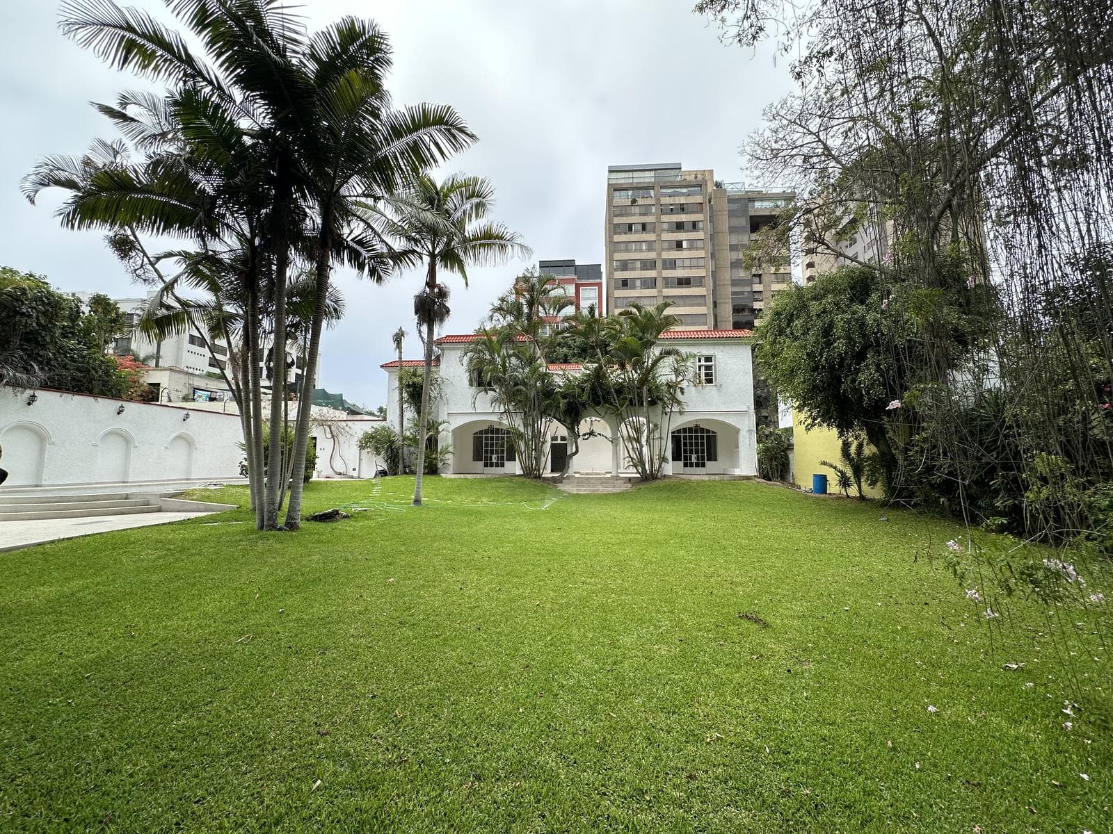 Alquiler de Hermosa Casa, con divino jardín y piscina, a media cuadra del Golf. - 1