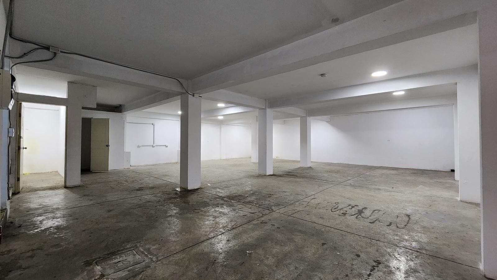 Local comercial 200 m2 puerta calle Jesús María - 1