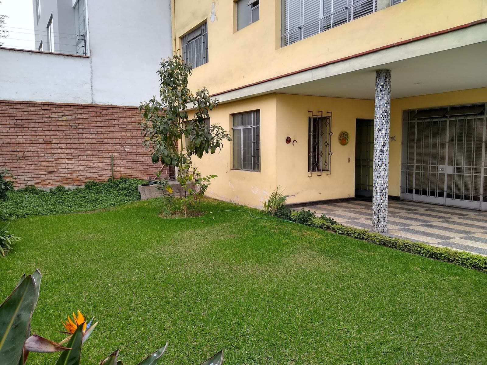 Miraflores Venta de Casa en Esquina 390 m2 (FRENTE A PARQUE) - 1