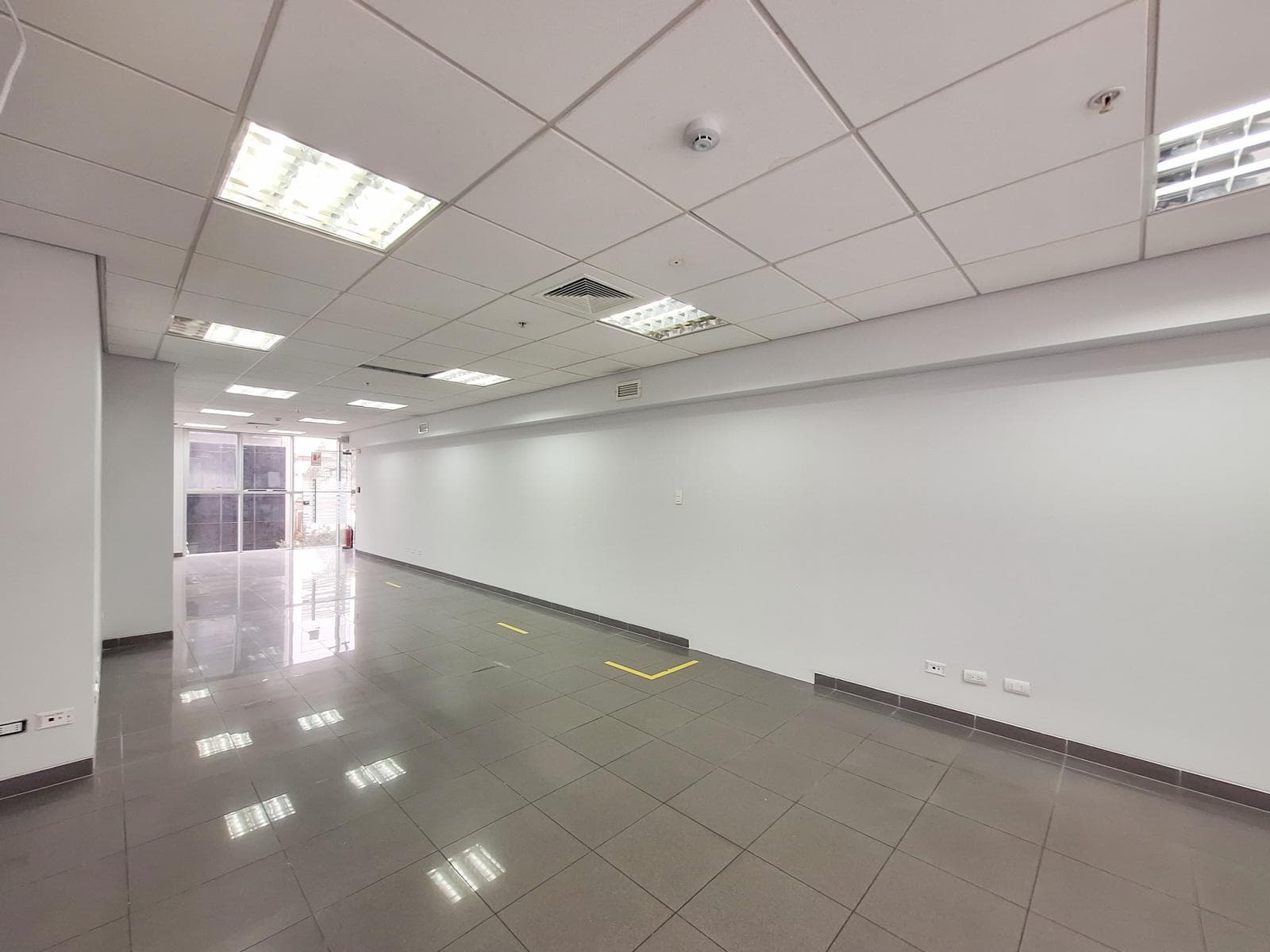 Oficina en Alquiler de 97 m2/Miraflores/ 2 Estacionamientos/ vista exterior - 1