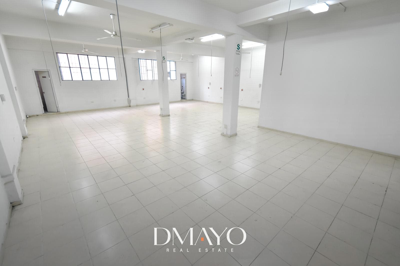 Venta de Exclusivo Local Comercial en 2do piso de 210 m2 cerca a supermercados de Breña - 1