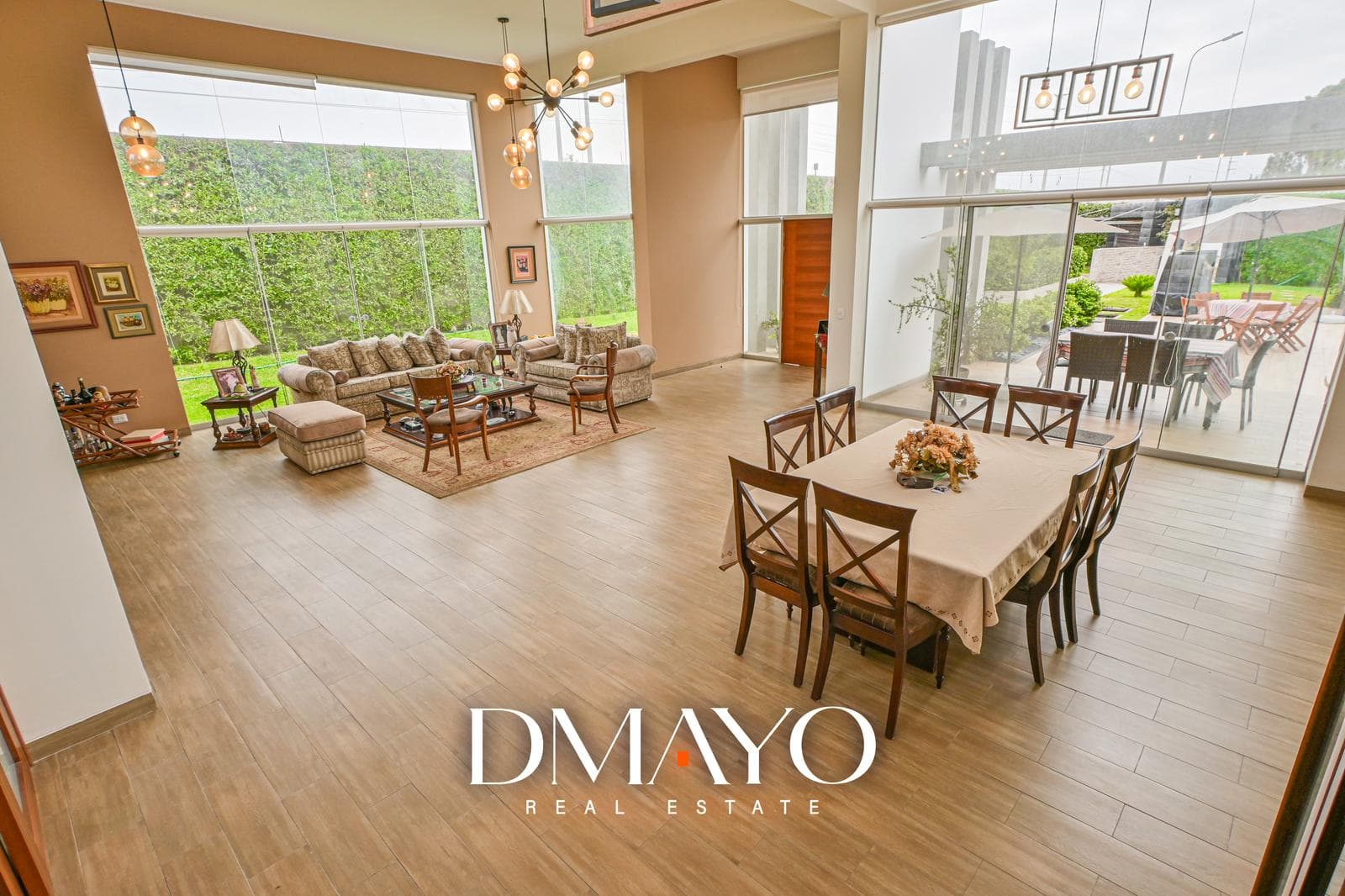 Venta Casa con 4 Dormitorios con Walking Closet y baño, 4 cocheras piscina parque cerca a colegios - 1