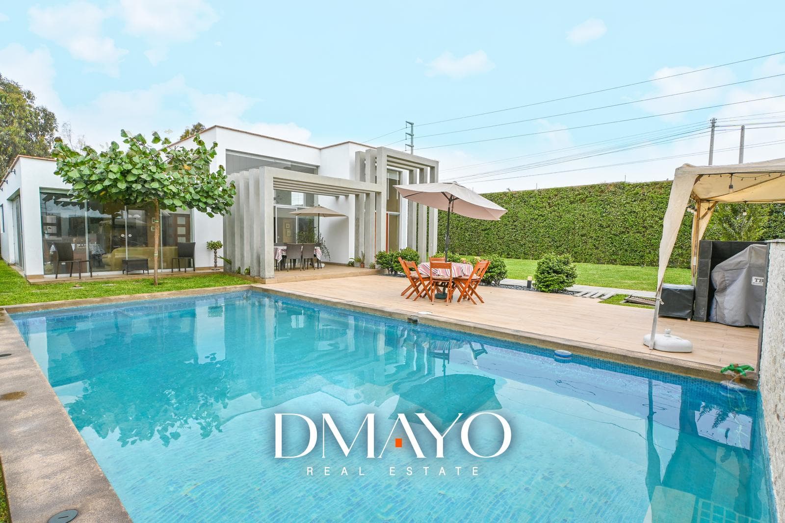 Venta Casa con 4 Dormitorios con Walking Closet y baño, 4 cocheras piscina parque cerca a colegios - 1