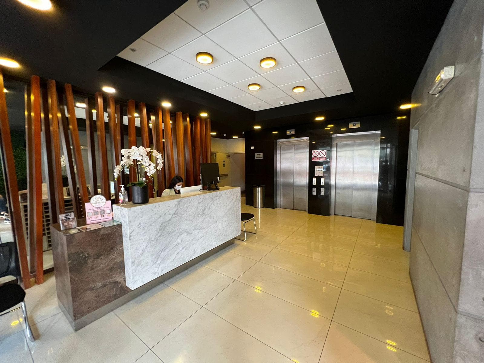 Oficina en Av El Ejercito con vista al Mar - 1