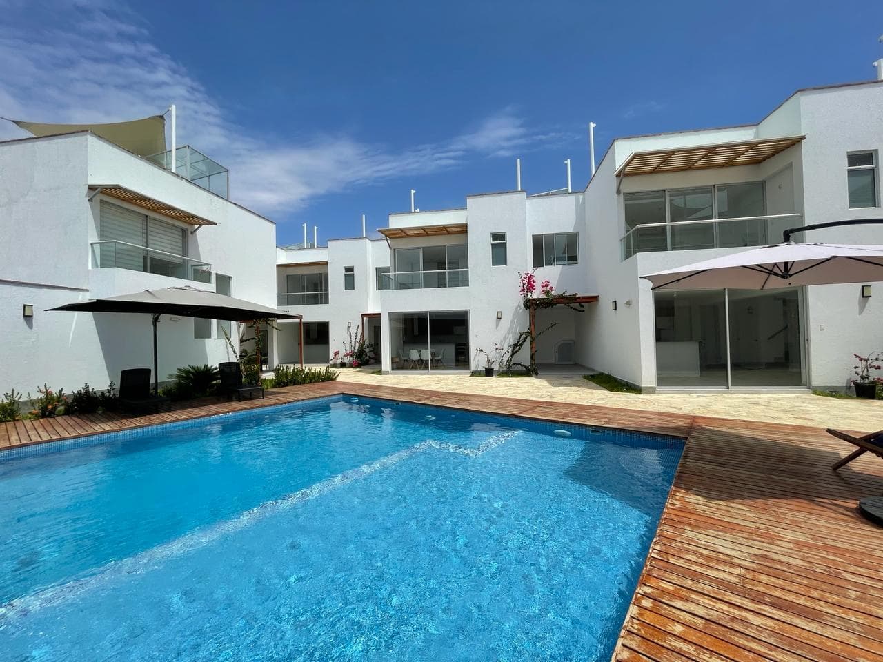 Casa en VENTA CON TITULO DE PROPIEDAD de 221m2 frente al mar en Zorritos - 1