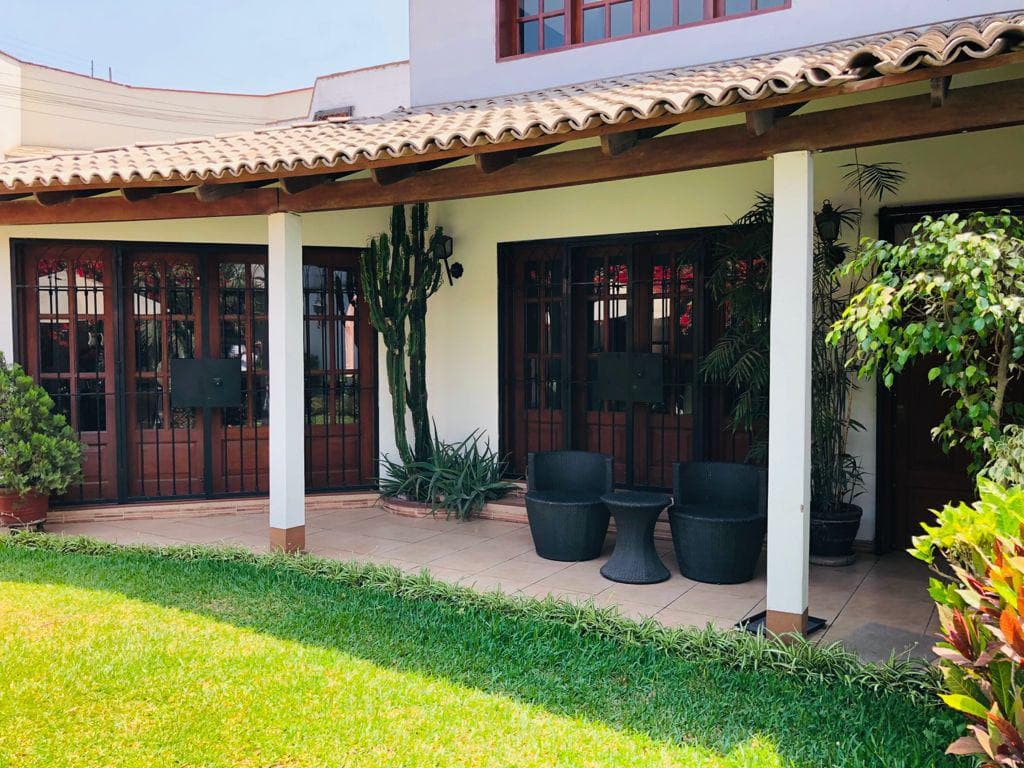 Hermosa casa tipo hacienda con rústicos y finos acabados. A media cuadra de parque privado! - 1