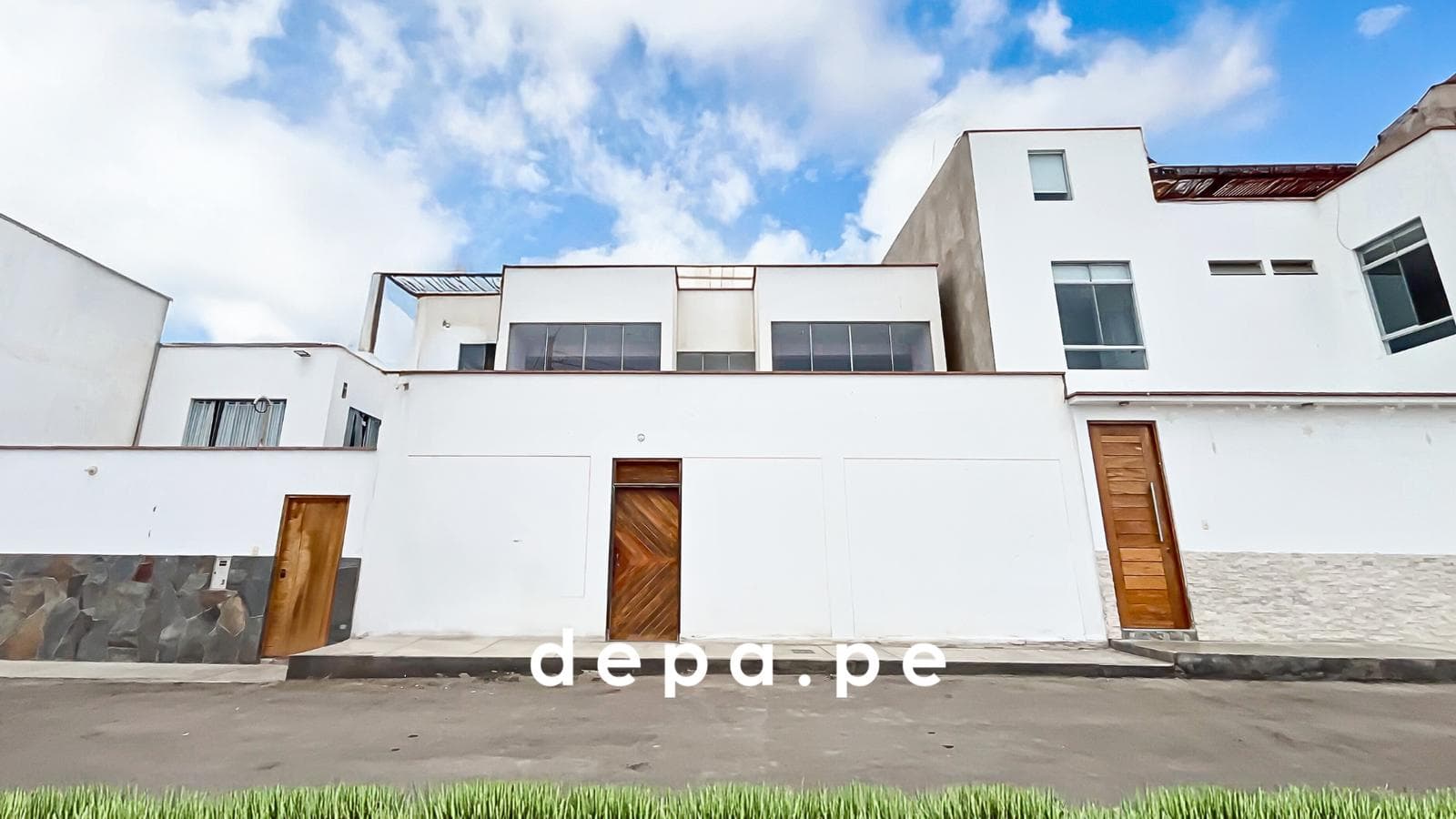 OPORTUNIDAD INVERSION | CASA CON 4 DEPAS, 2 COCHERAS, FRENTE A PARQUE - 1