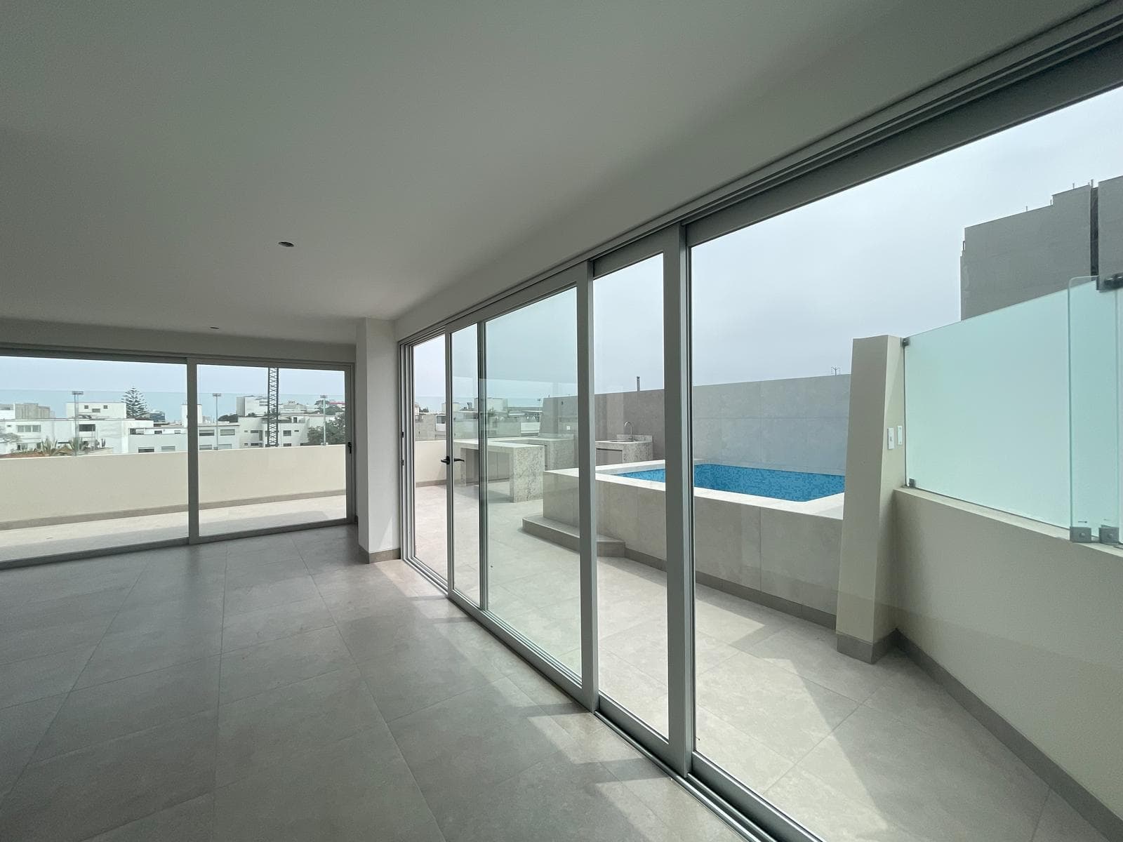 Vendo hermoso penthouse con piscina en Chacarilla - 1