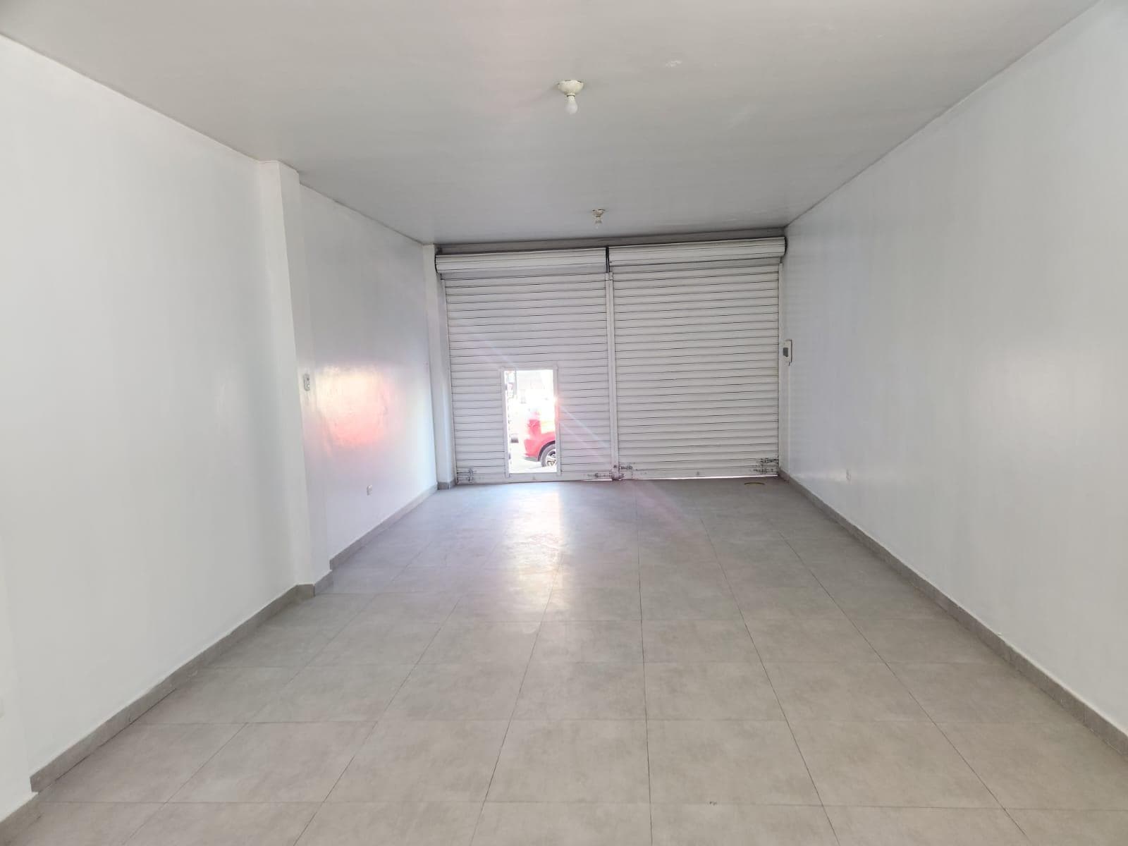 LOCAL COMERCIAL EN AV KENNEDY - PAUCARPATA - 1