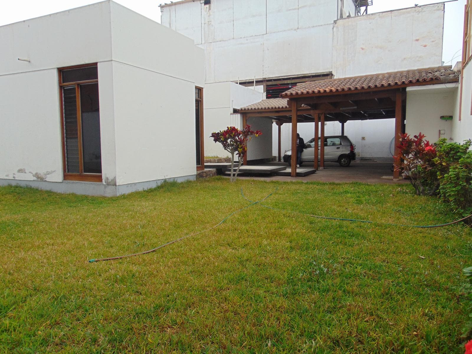 VENTA DE ASOMBROSA CASA COMO TERRENO EN CHORRILLOS - 1