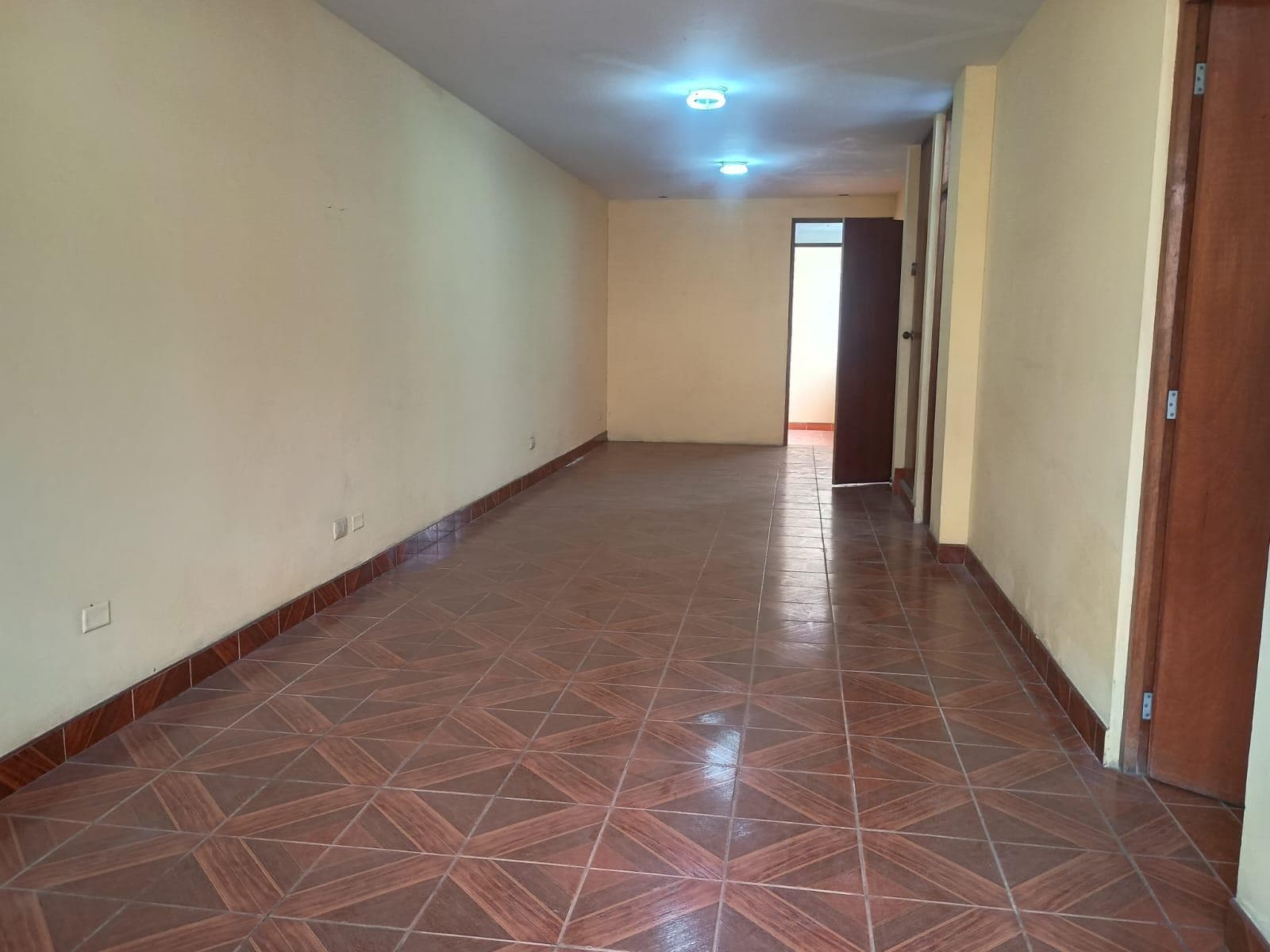 Venta de Casa de 2 pisos, or viaje cerca al colegio Simón Bolívar con una cochera, pista asfaltada - 1