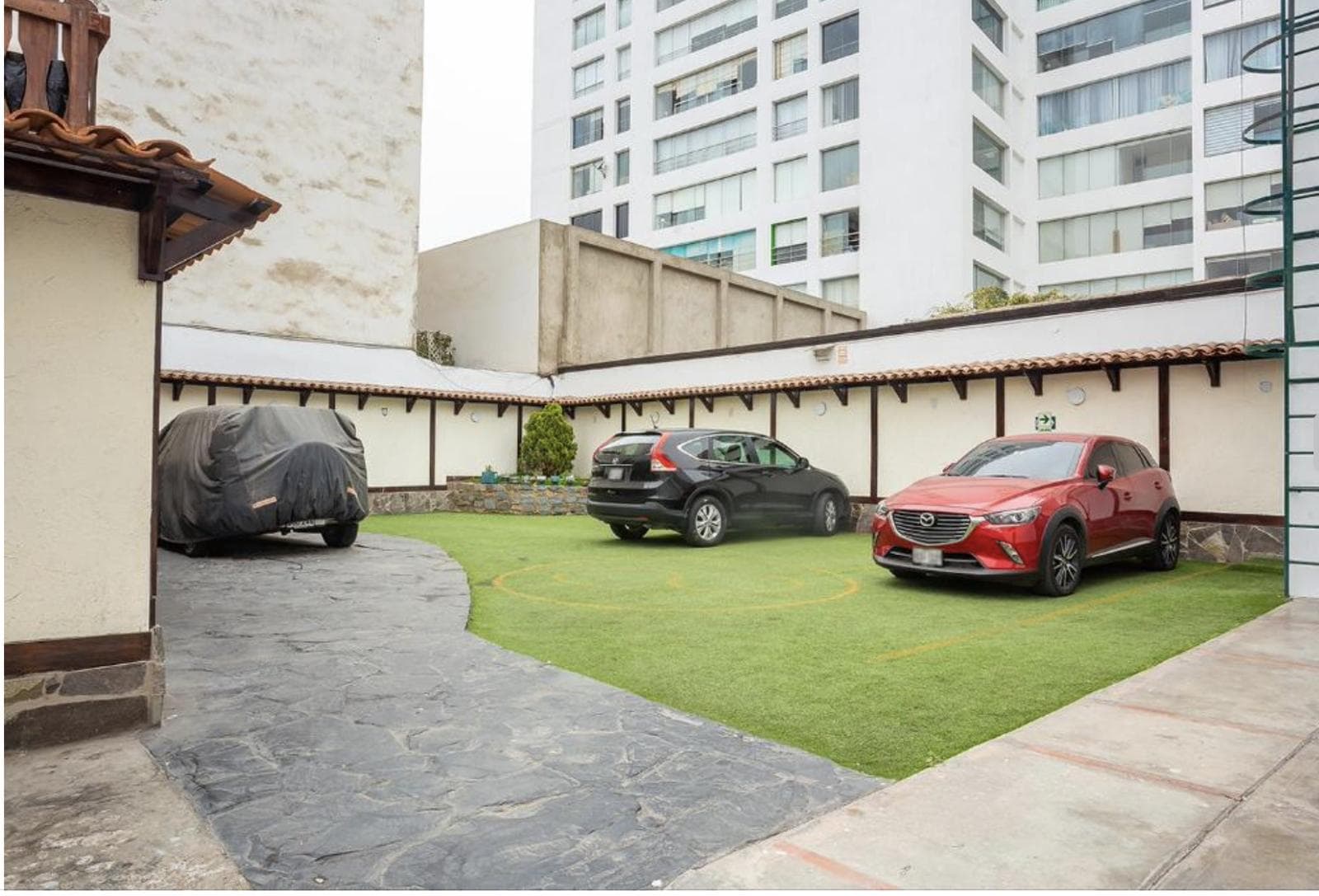 Venta de Terreno en Shell Miraflores de 712 m2 con parametros de 10 pisos de altura - 1