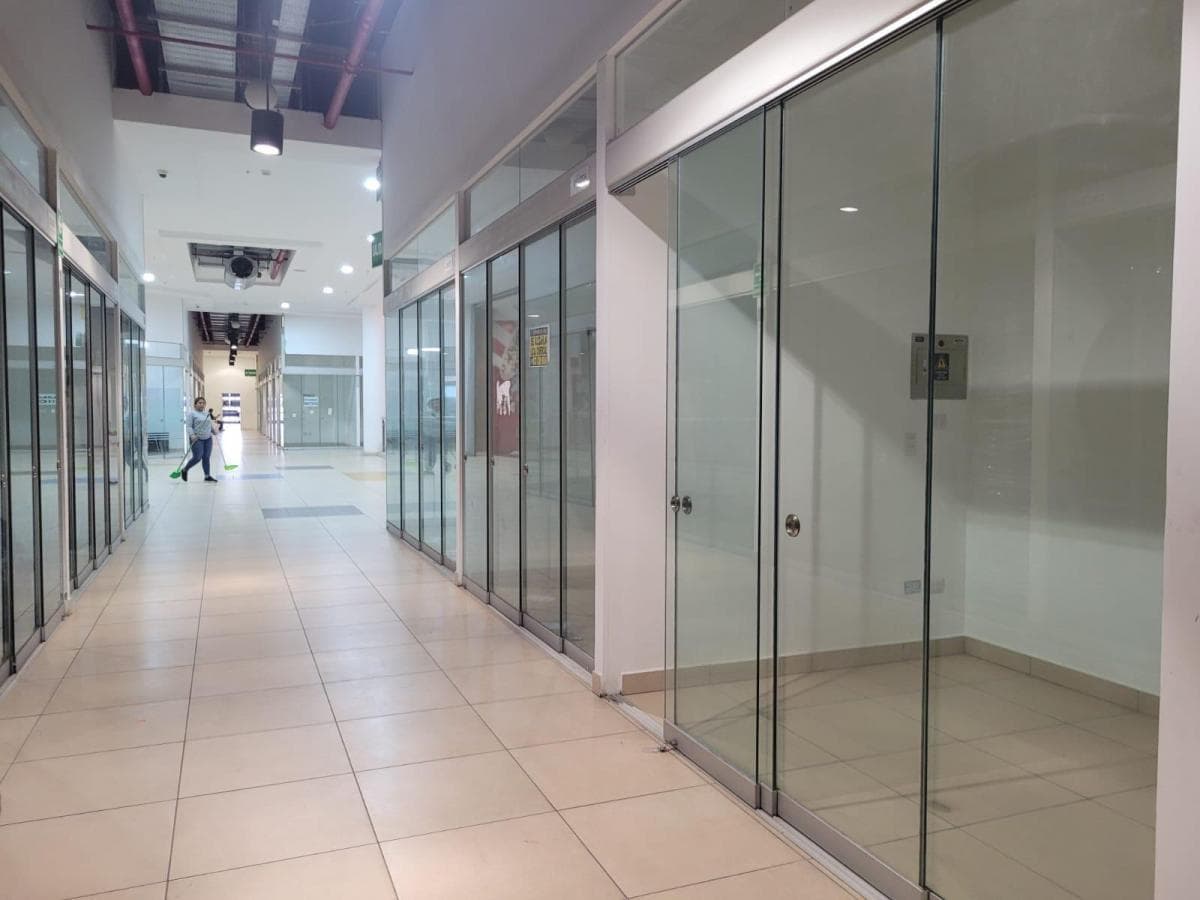VENTA DE LOCAL EN CENTRO COMERCIAL GAMA MODA PLAZA - 1