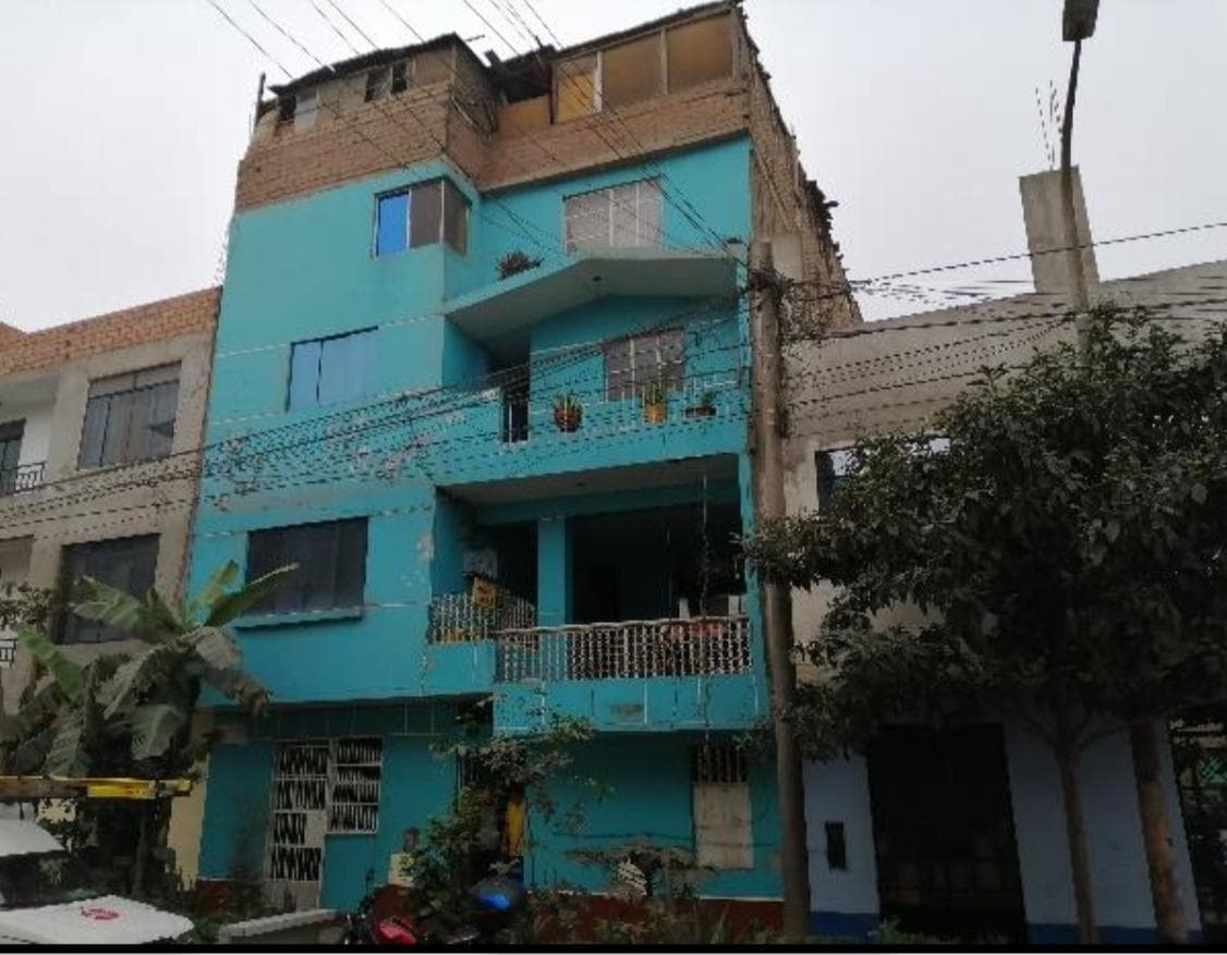 Venta de Casa a pasos de la Estación Jamaica y Parque Sinchi Roca en Comas - 1