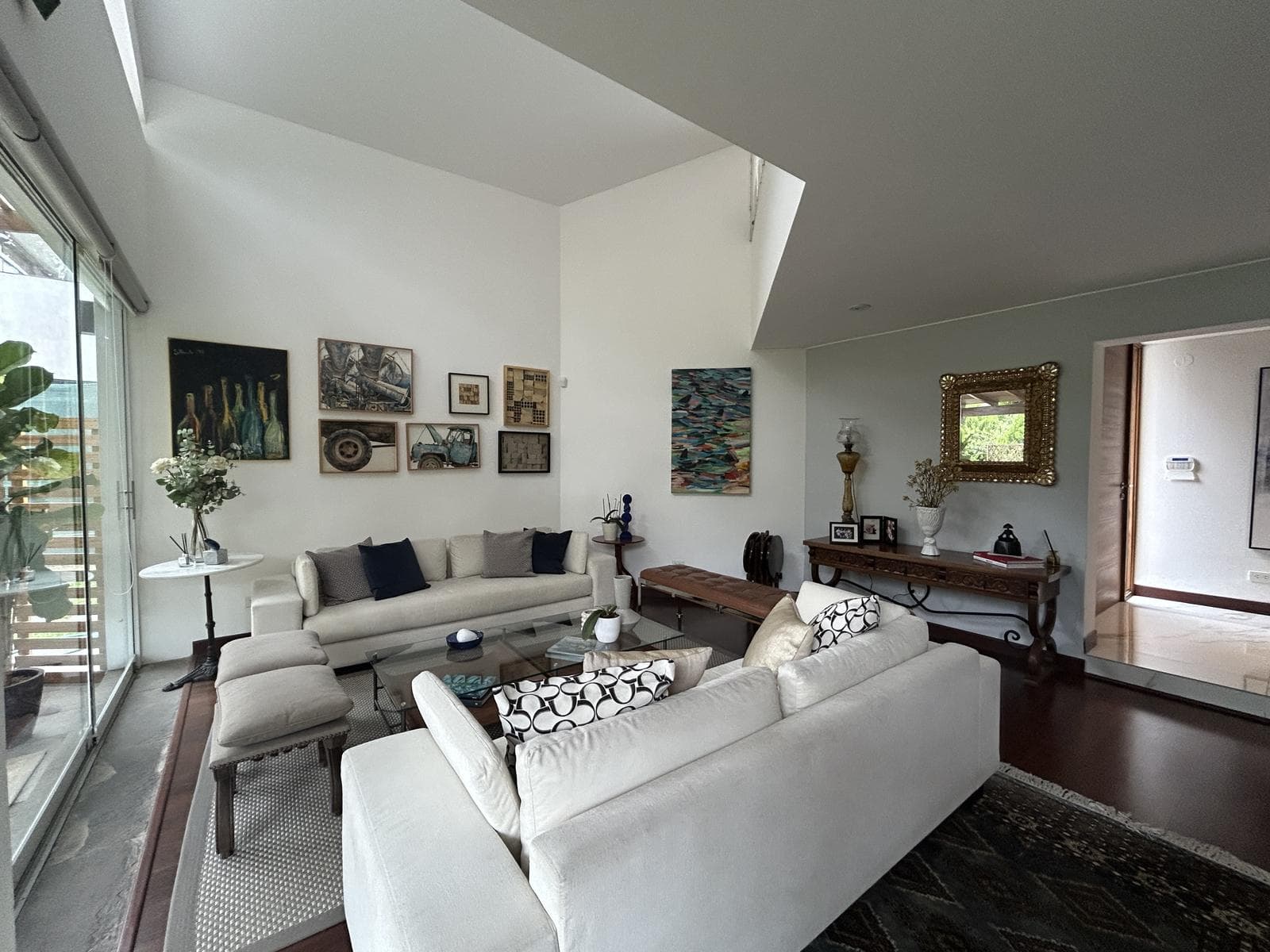 Espectacular casa en condominio con lindos jardines y juegos para niños - 1