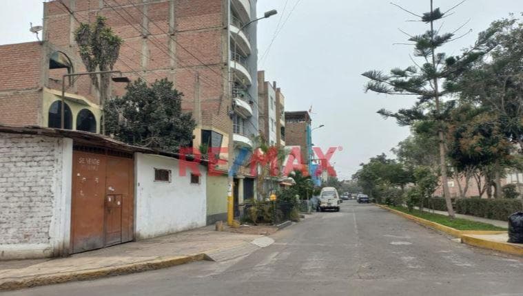 Vendo Terreno En Esquina Y Frente A Parque En Ate - 1