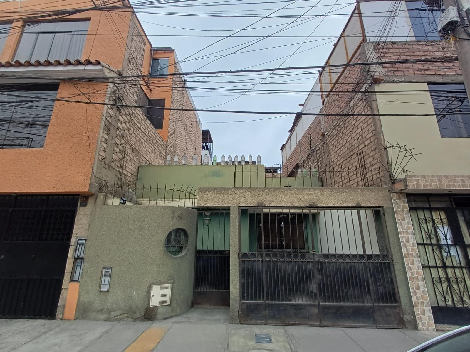 Casa en Los Olivos, Lima — Oportunidad por espacio y ubicación - 1