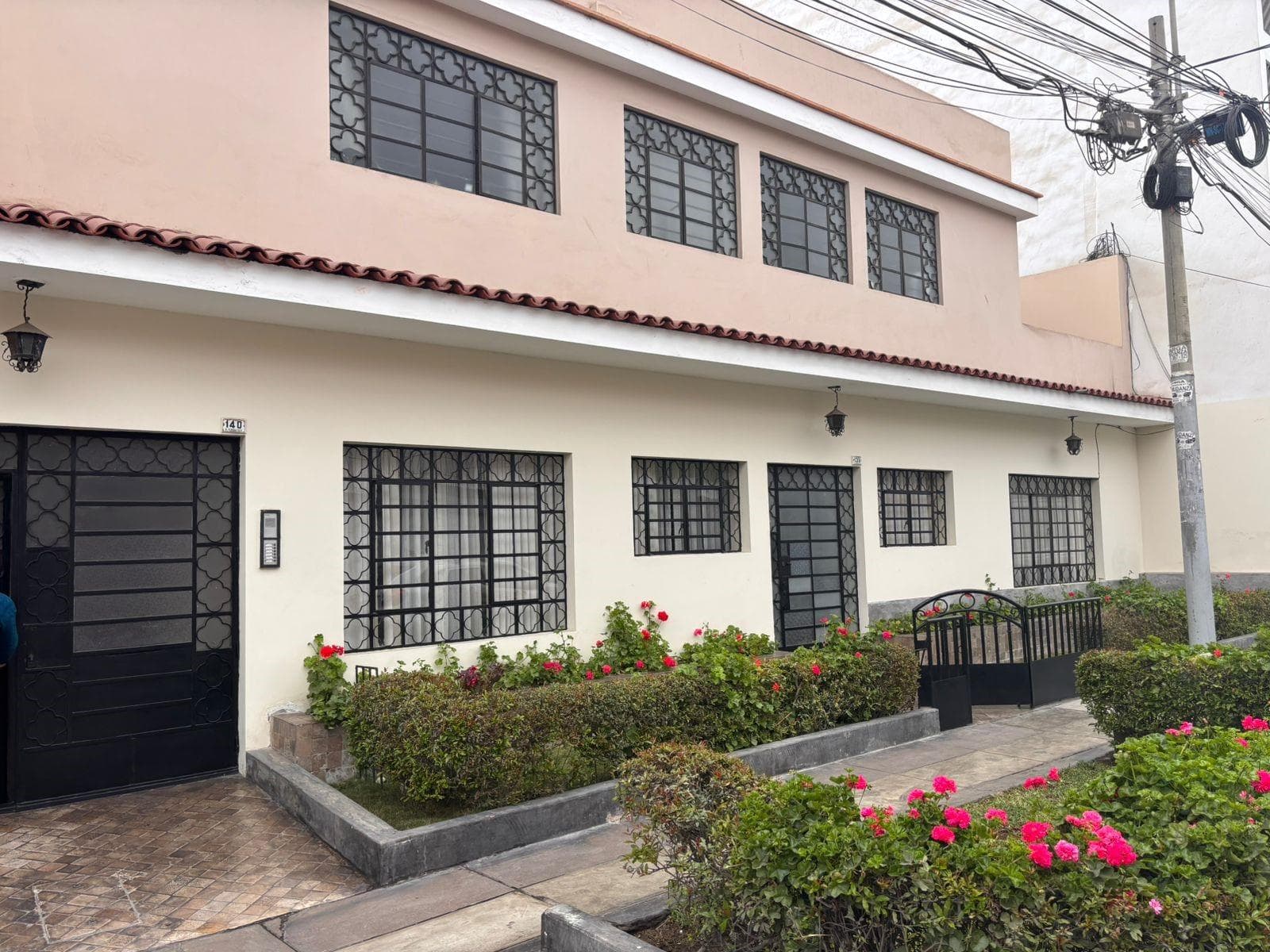 Casa y 6 departamentos en venta a pasos de la Av. Colonial - 1