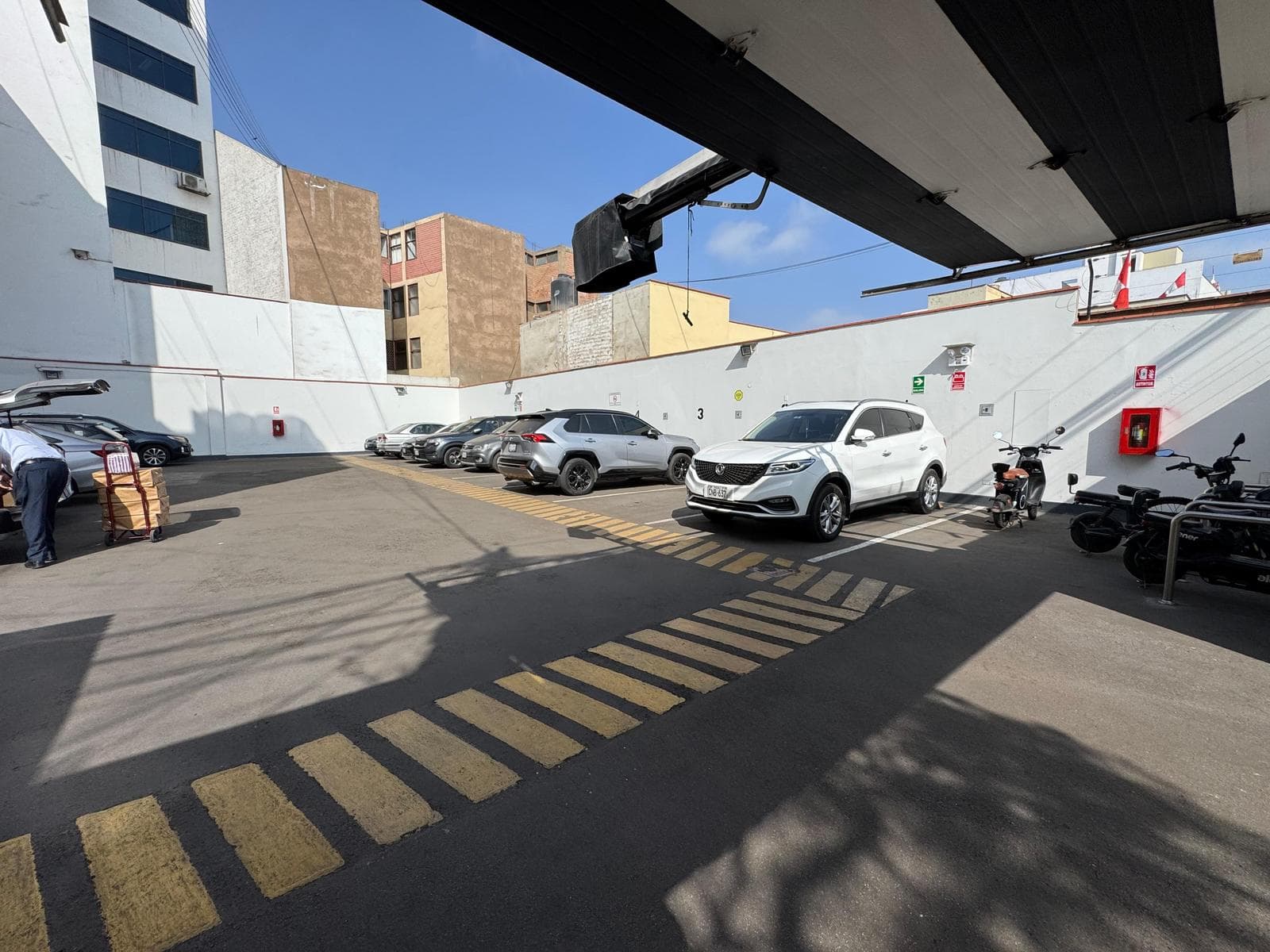 Oportunidad! Estacionamiento en excelente ubicación de 422m2 - 1