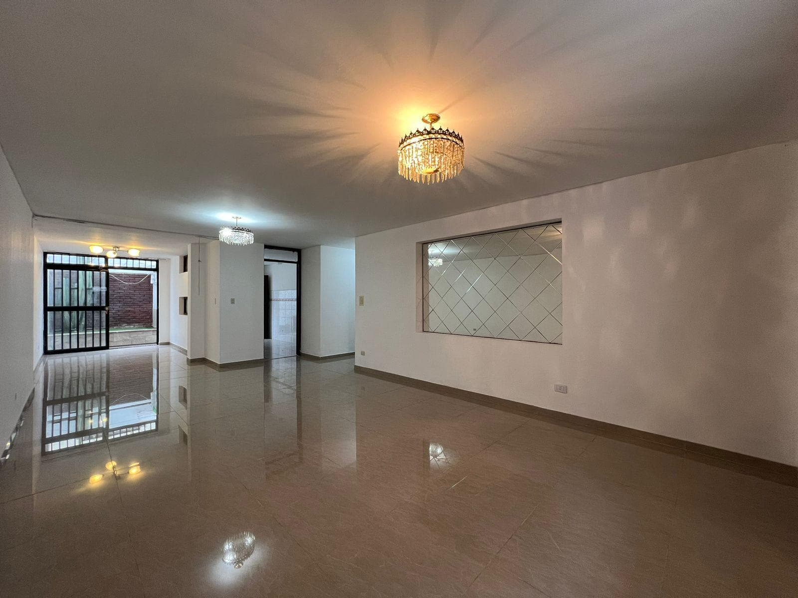 Se Vende Departamento Triplex en Chorrillos con 2 estacionamientos - 1