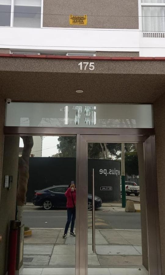 Vendo Estacionamiento Doble Lineal en Jesús María a Media Cuadra de Salaverry - 1