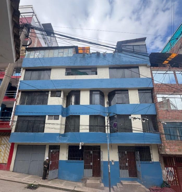 SE VENDE CASA DE CUATRO PISOS DOBLE FACHADA - 1