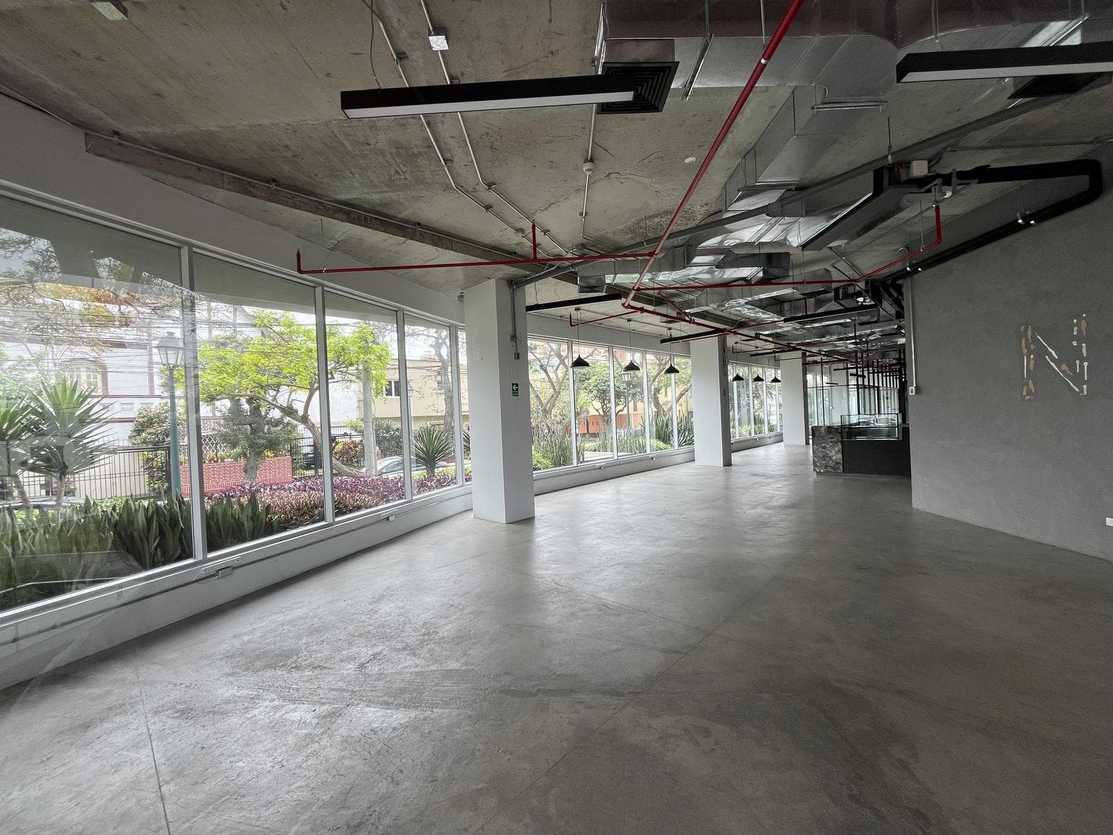 AMPLIO LOCAL 369 M2 - EN ESQUINA- MODERNO - AVENIDA SANTA CRUZ - 1