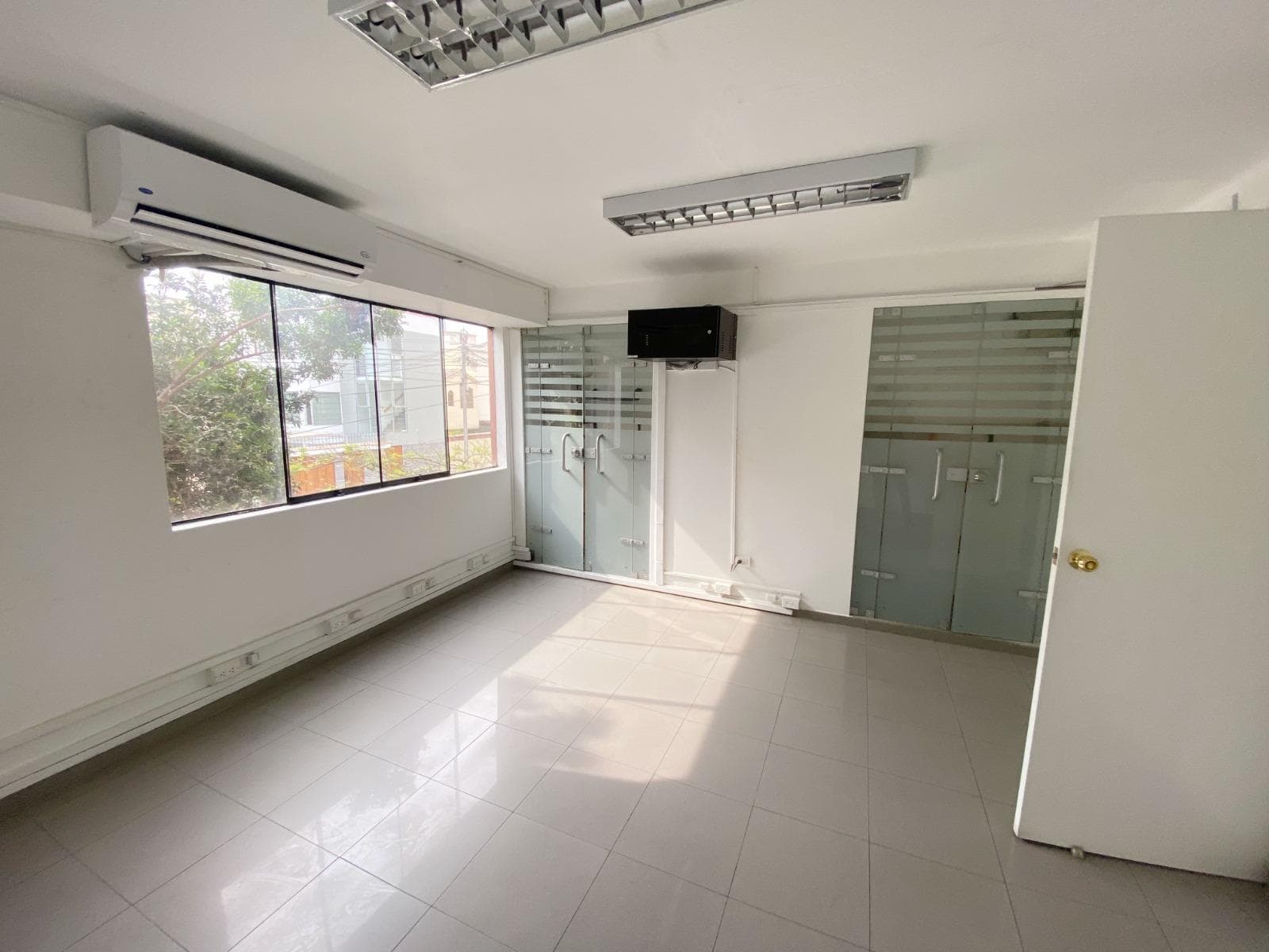 SE ALQUILA AMPLIA OFICINA EN SURQUILLO LIMITE CON SAN ISIDRO - 1