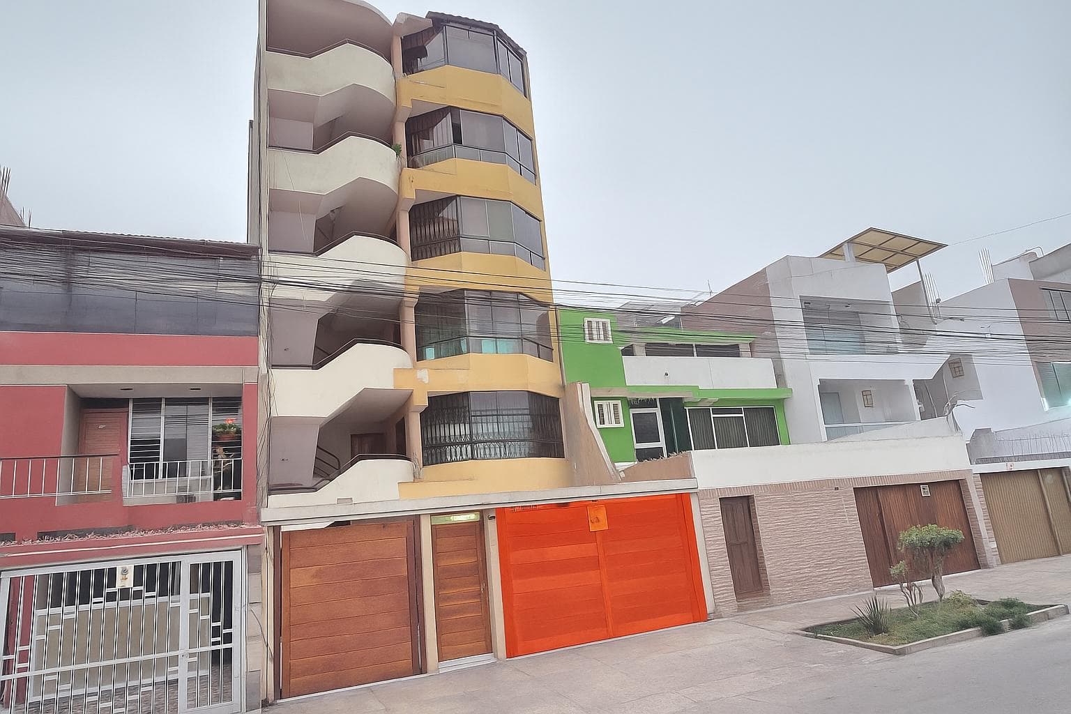 LOCAL EN VENTA | PRIMER PISO | FRENTE A LA CALLE | COCHERA FRONTAL - 1