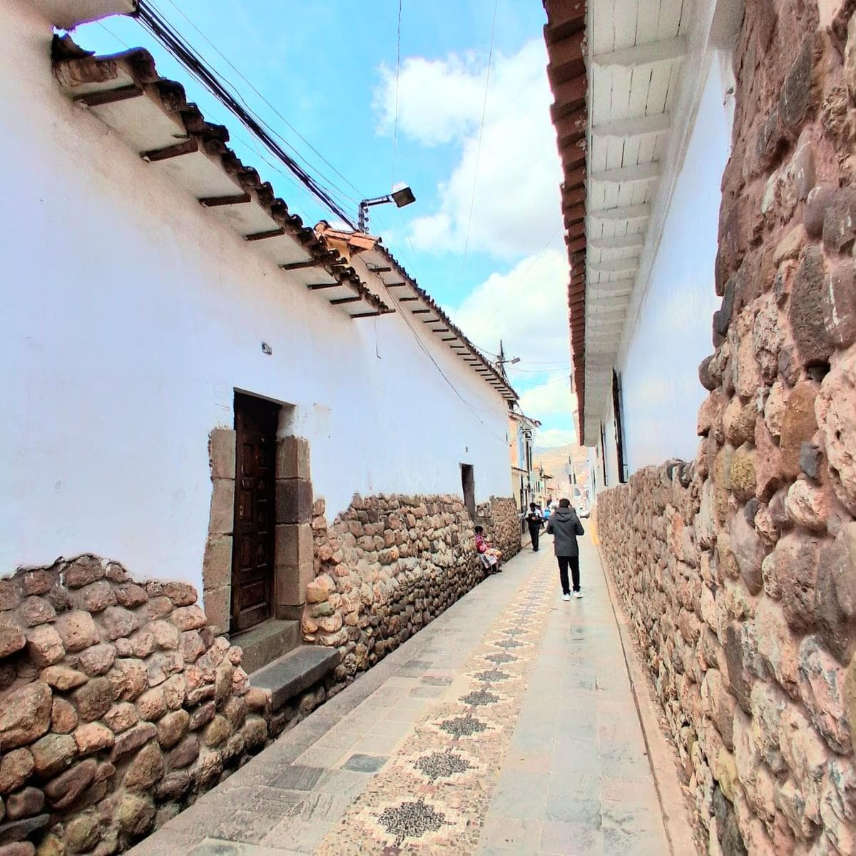 EN VENTA CASA COMO TERRENO Calle AHUACPINTA (AL LADO DEL QORICANCHA) - 1