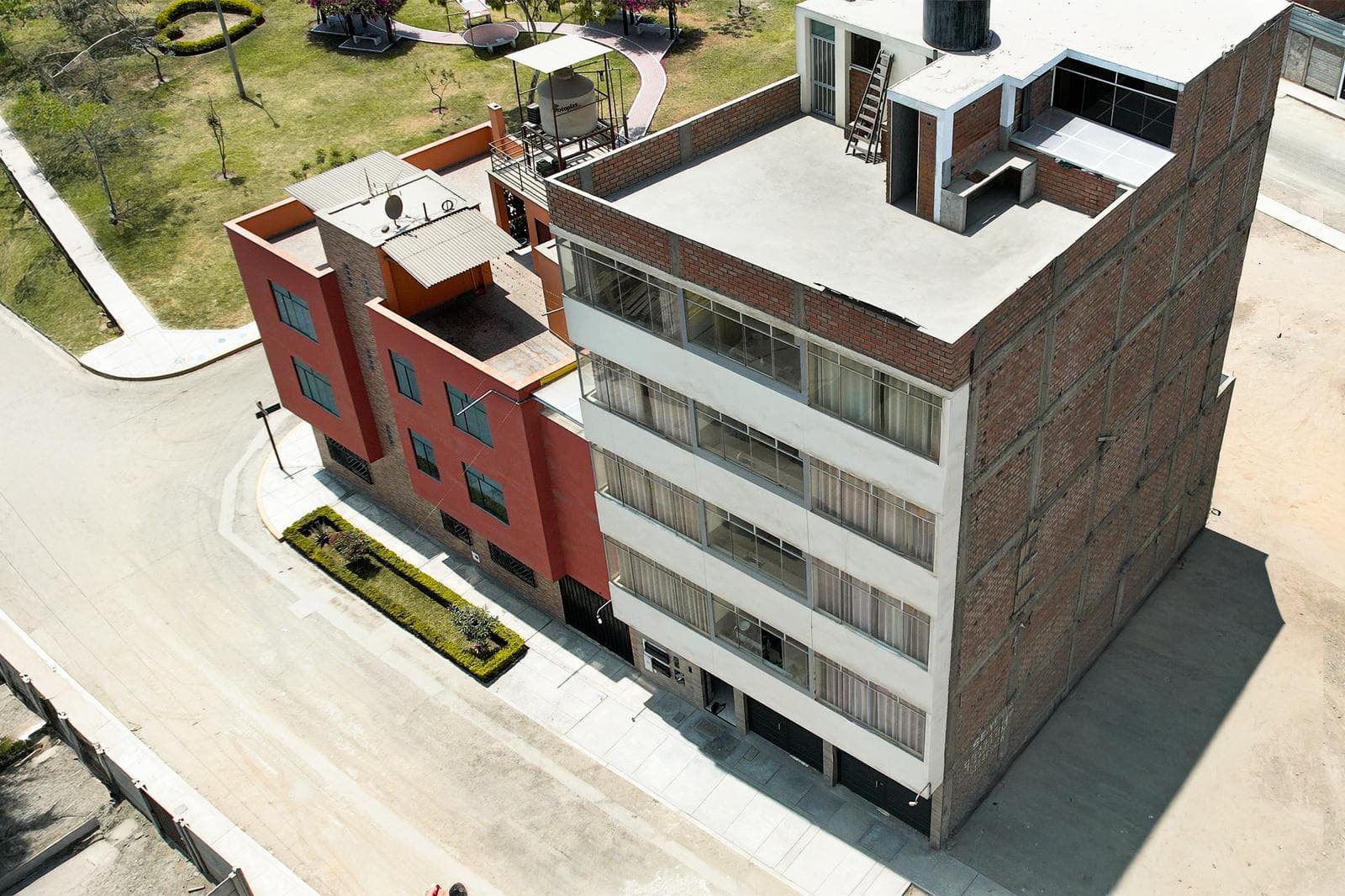 Edificio mixto Residencial en Venta en Carabayllo – Buenos acabados y potencial de inversión - 1